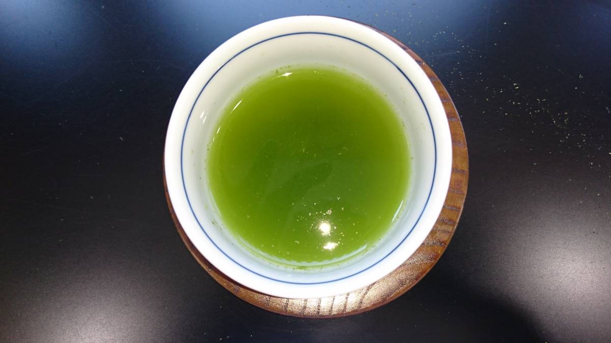 【卸超特価1ｋｇ入】かぶせ茶の粉茶　福岡八女茶★★甘味あり濃く出るお買い得品★★急須で淹れる粉茶です_鮮やかな緑の水色。新鮮な香り。