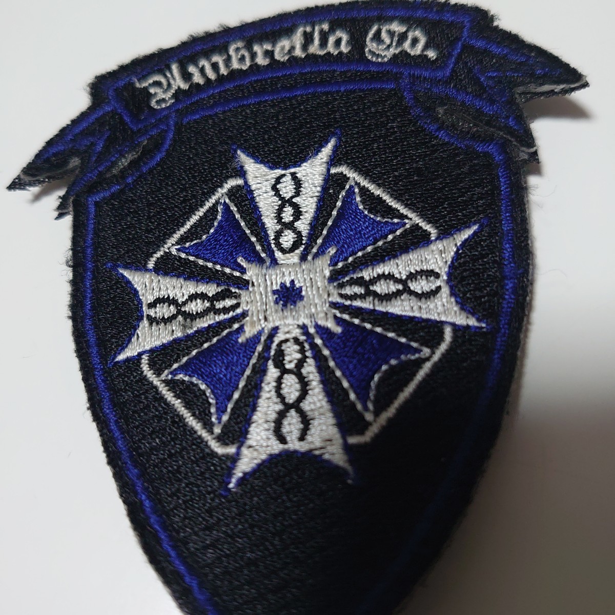 ① 公式 カプコン バイオハザード BIOHAZARD7 umbrella Patch パッチ ワッペン刺繍 青傘 ブルー アンブレラ USS RE2 RE3 RE4 ヴィレッジ _画像2