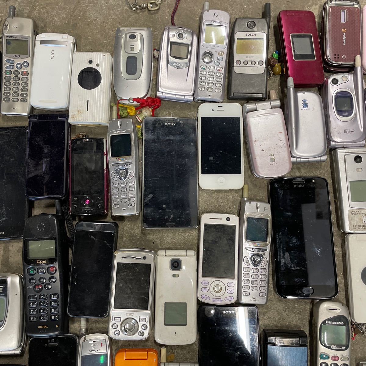 【D-81】（ジャンク品）携帯 ガラケー スマホ 電話子機 大量セット まとめ売り 総重量11キロ_画像3