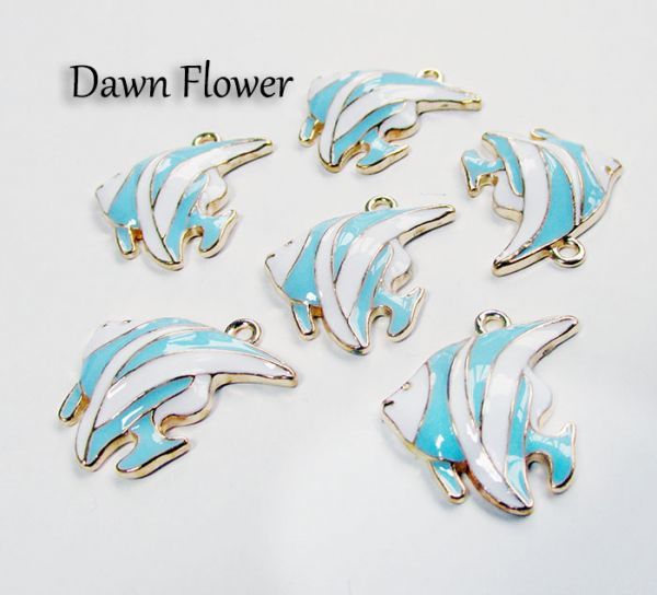 【D-0386】8pcs　熱帯魚　24×20mm　ライトブルー　チャーム　ハンドメイドパーツ_画像1