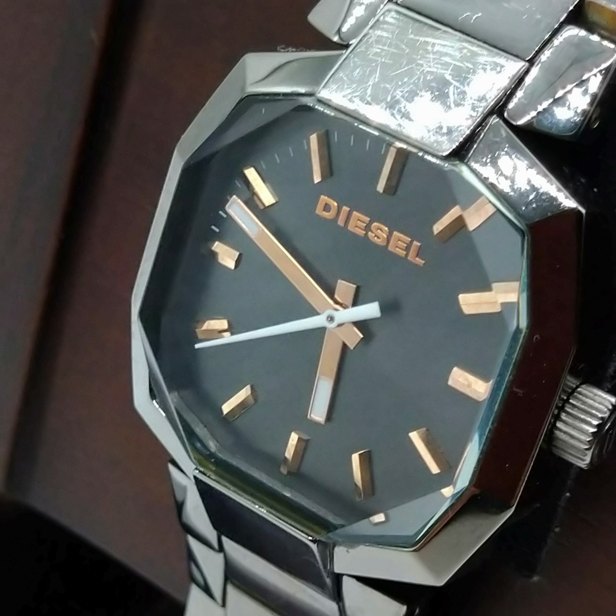 DIESEL 腕時計　黒　レディース　DZ-5291 電池交換済　ガラスキズあり（写真④参照ください）_画像3