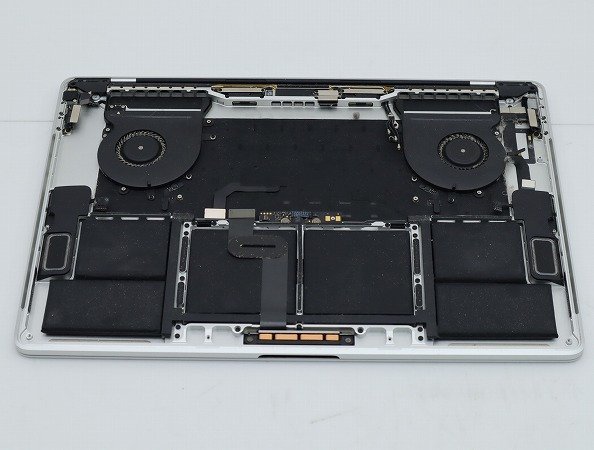 【1円スタート】Apple MacBook Pro 15インチ 2018 シルバー 2880x1800 A1990 EMC3215 ロジックボード欠品_画像7