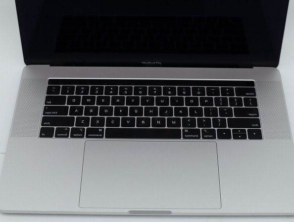 【1円スタート】Apple MacBook Pro 15インチ 2018 シルバー 英字キー 2880x1800 A1990 EMC3215 ロジックボード欠品_画像2