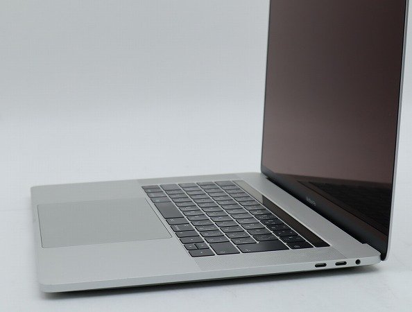 【1円スタート】Apple MacBook Pro 15インチ 2018 シルバー 2880x1800 A1990 EMC3215 ロジックボード欠品_画像4