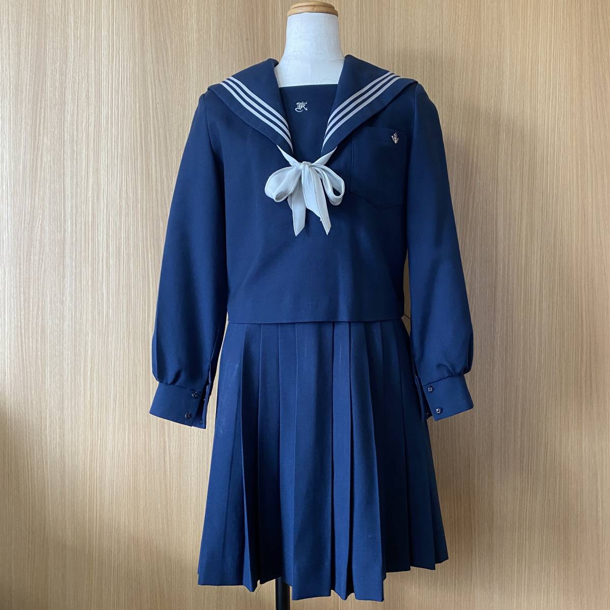 【コスプレ衣装】　（SE1003)　中学校　高等学校　セーラー服スカートセット校章付き　中学生　高校生　制服　学生服　女子高生　JK JC_画像1