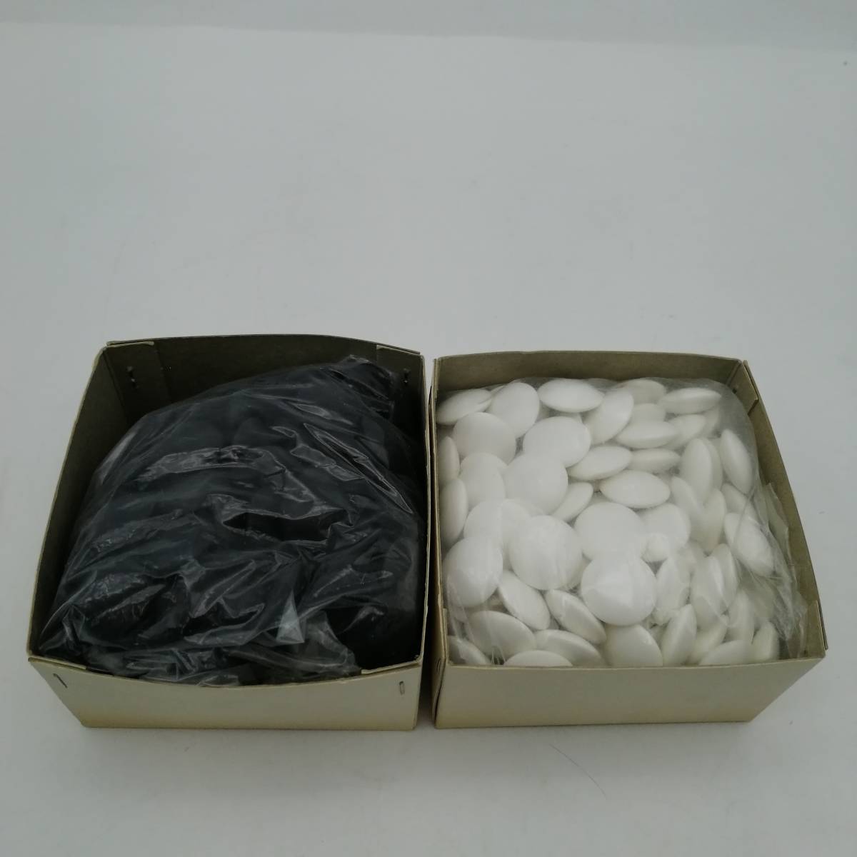 t2421 特撰 碁石 重量石 高級強化樹脂製品 囲碁 黒 白 ボード ゲーム 箱付き 中古品 現状品　_画像1