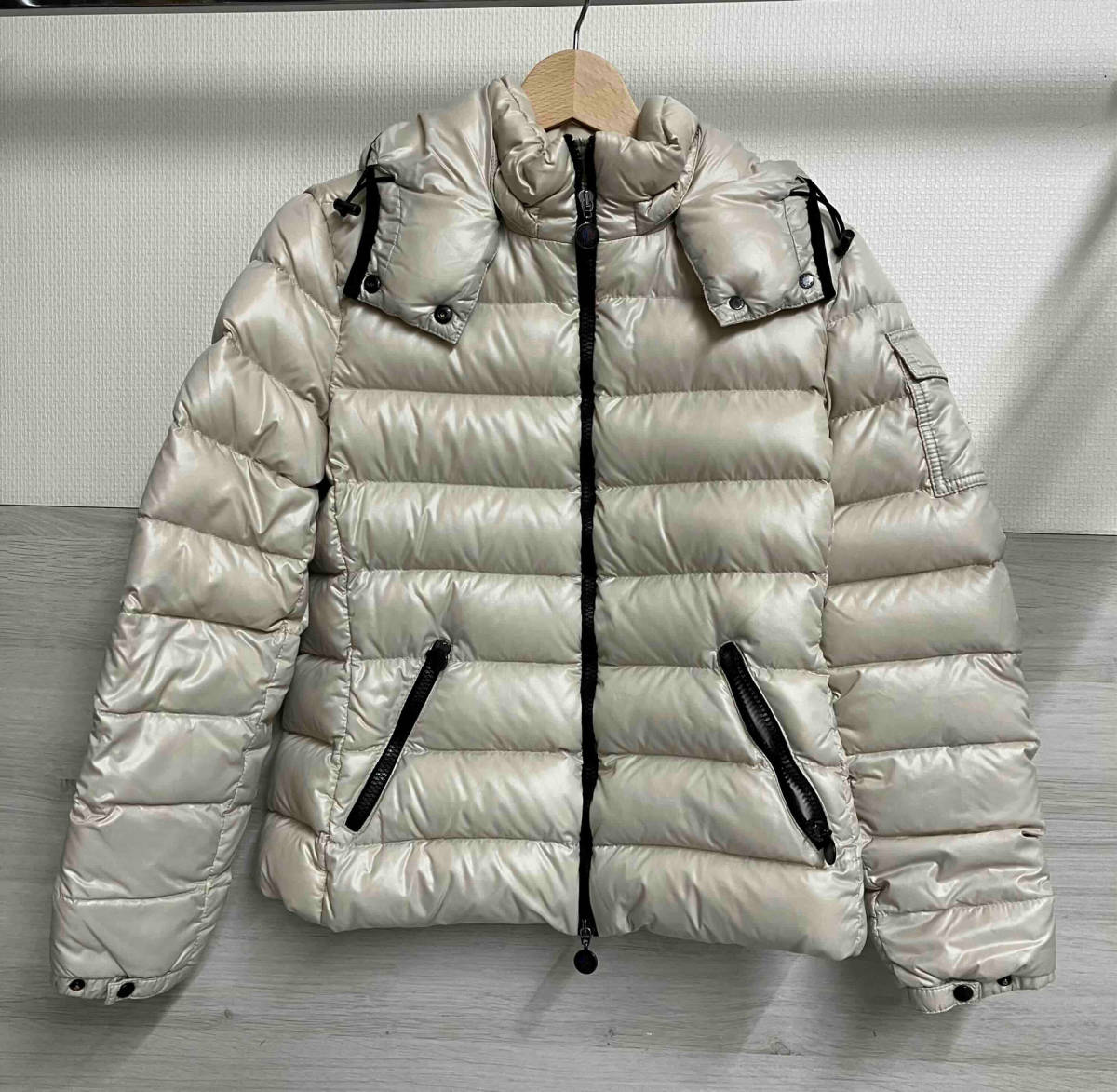 MONCLER／モンクレール／ BADY GIUBBOTTO ／ダウンジャケット／ベージュ／全体に汚れ有り_画像1