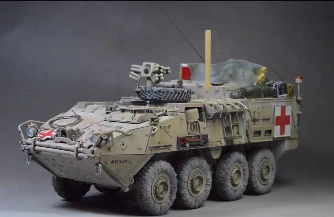  1/35 アメリカ STRYKER M1133 医療救援装甲車 組立塗装済完成品_画像1