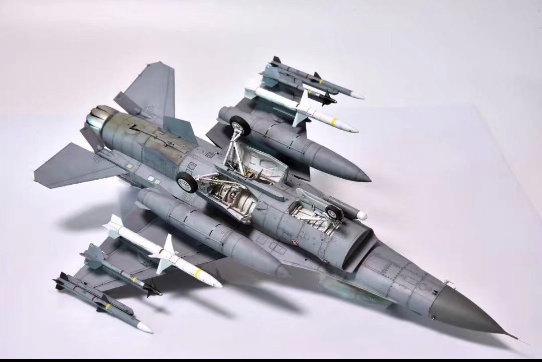 1/32 アメリカ空軍 F-16CJ 組立塗装済完成品(DEF.MODEL[DS48029 1/32 アメリカ空軍 F-16CJ 組立塗装済完成品(DEF.MODEL[DS48029