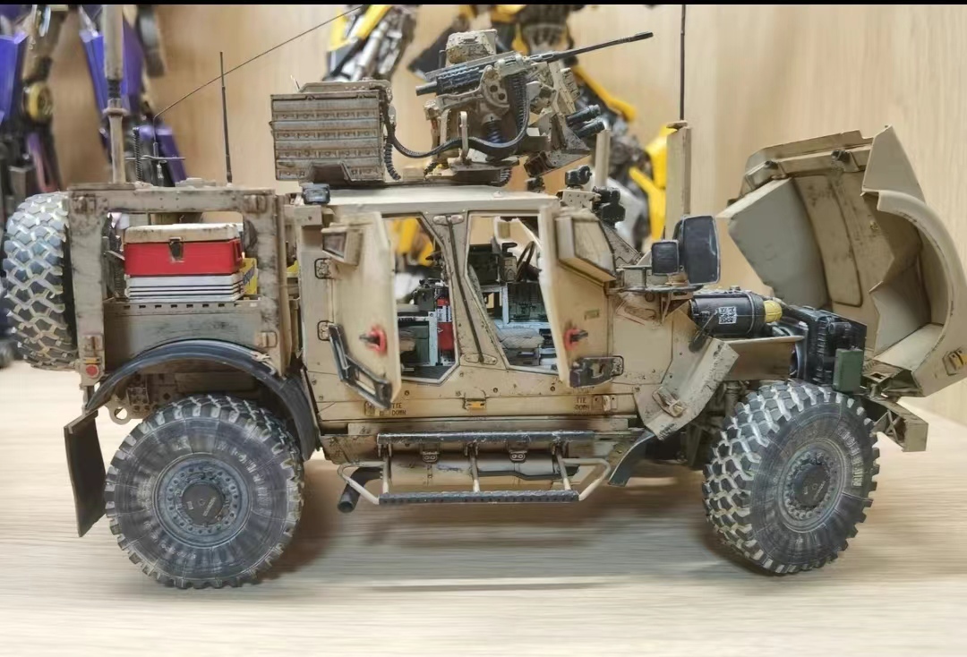 1/35 アメリカ M-ATV 装甲車 内部構造改造塗装済完成品