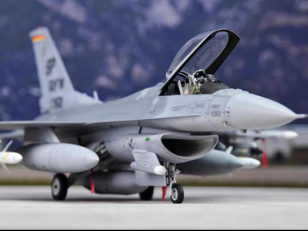 1/48 アメリカ空軍 F16 組立塗装済完成品