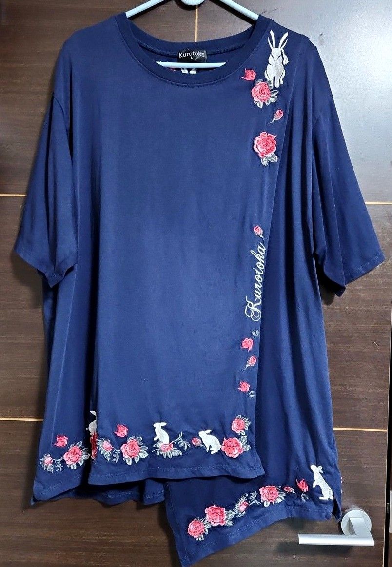 【美品】黒菟華　“薔薇と菟”　総刺繍　重ねアシメチュニックTシャツ　大きいサイズ