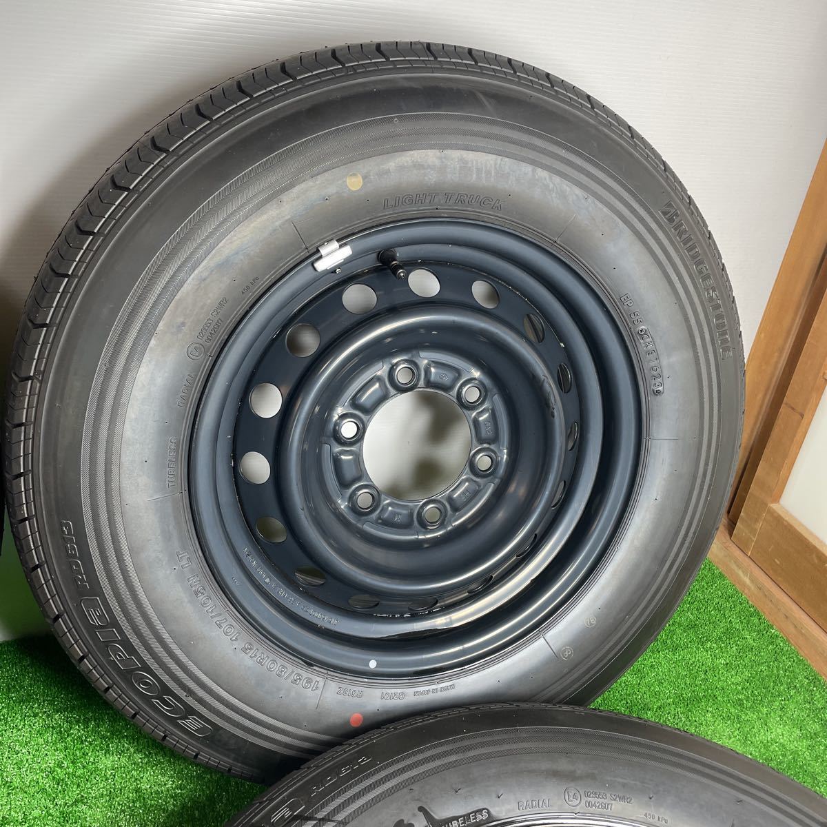 新車外しトヨタ 200系 ハイエース 純正 195/80R15 107/105L BRIDGESTONE ECOPIA RD613・新品キャップ付きタイヤ2023年16週（T-12）_画像4