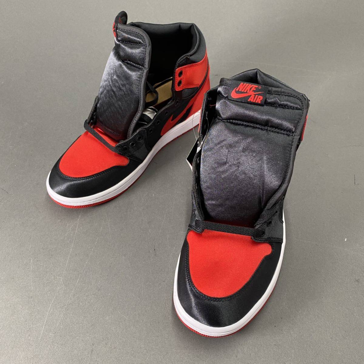 Gk1《新品未使用》NIKE ナイキ WMNS Air Jordan 1 Retro High OG Satin Bred エアジョーダン ブラック×レッド 28cm メンズ FD4810-061_画像3