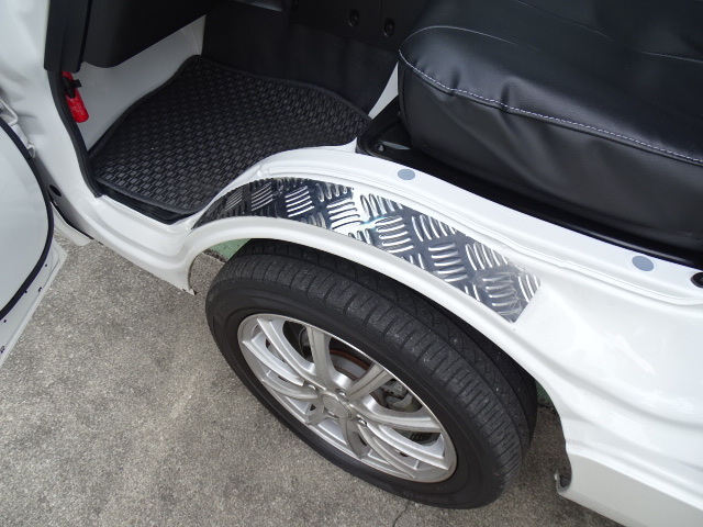 ダイハツ ハイゼットトラック ハイゼットジャンボ S500 S510P共通 ステップガード スカッフプレート 左右 シマ板 縞模様 ステンレス製_トラックらしい縞模様デザイン！