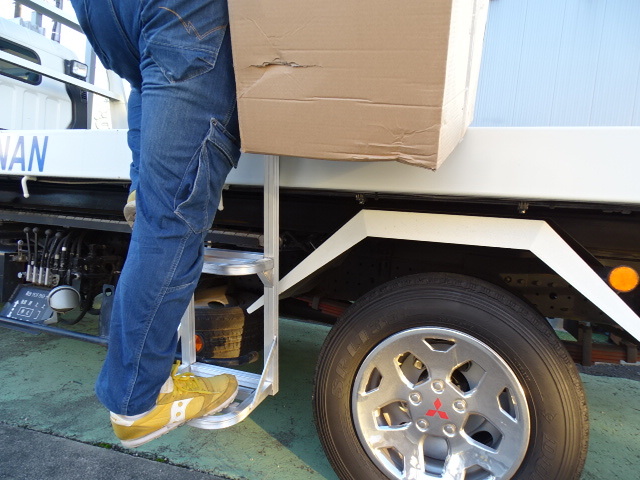 汎用　トラック　荷台　ハシゴ はしご　ラダー　アルミ合金製　規約改定　安全荷積み 高所作業 安定　運搬 補助 滑落対策 危険防止_荷台から荷物の積み下ろしの安全性アップ