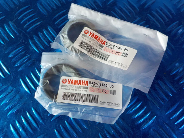 純正屋！WD●○（40）1点のみ純正部品新品未使用　YAMAHA　ヤマハ　シールダスト（5JX-23144-00）2個　5-11/17（も）_画像2