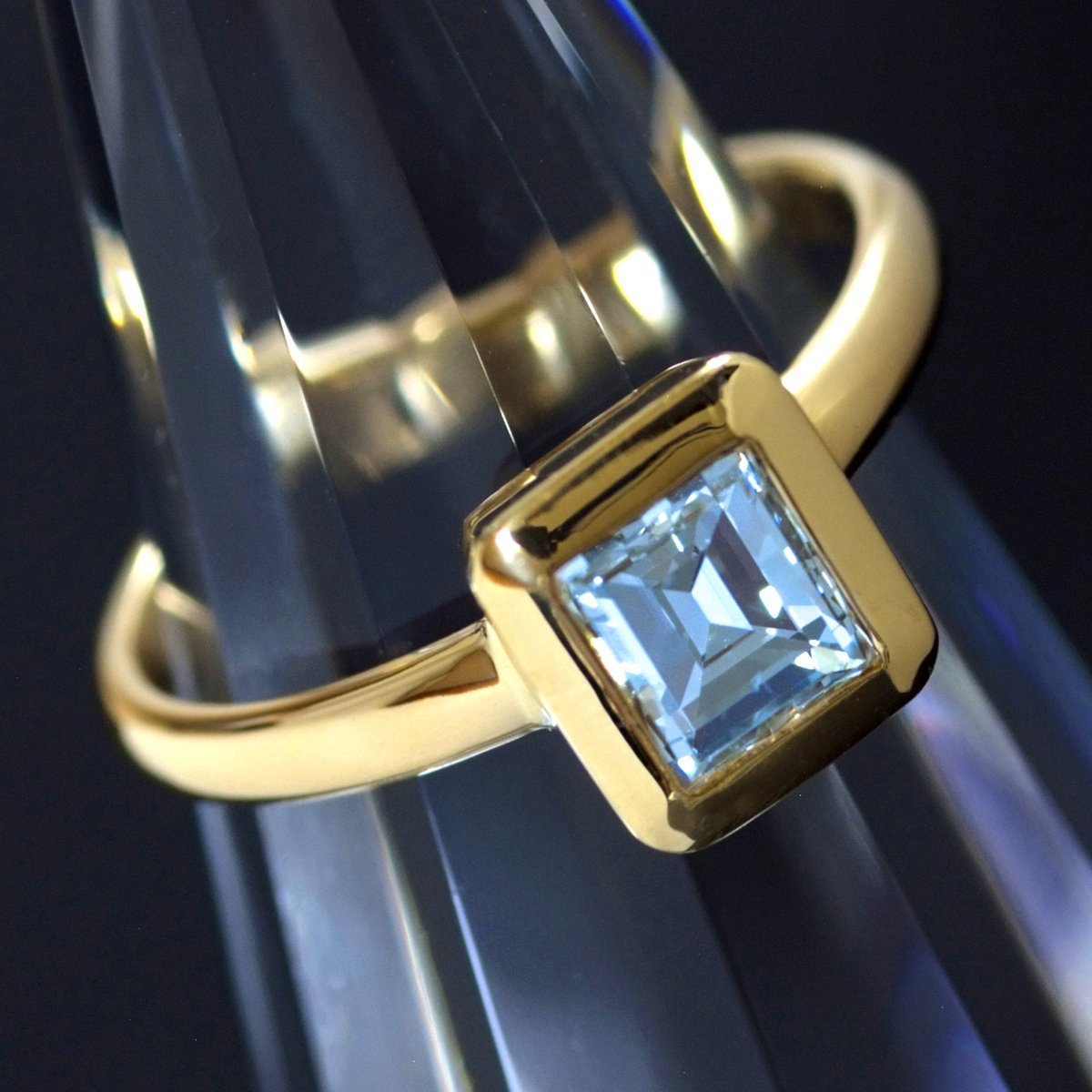 F3283 天然大粒絶品ダイヤモンド０．６１１ct 最高級18金無垢リング サイズ10号 重量3.3g 縦幅7.8mm_画像3