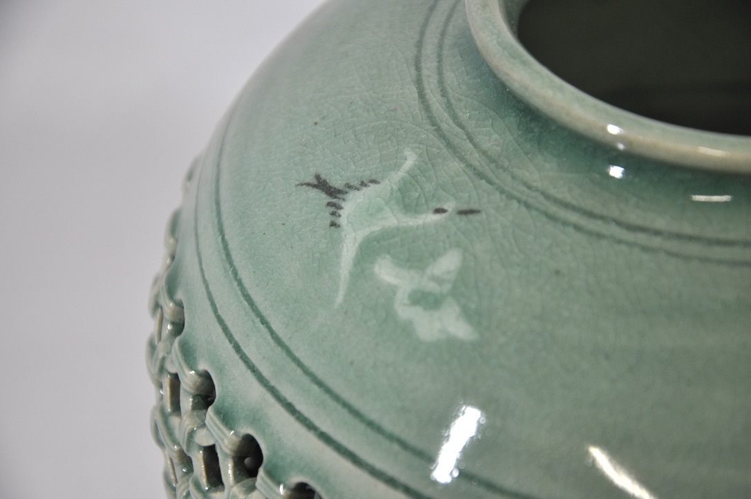 韓国慶州 青磁器 壺 透かし彫り 鶴 象嵌在銘：海泉 直径22cm