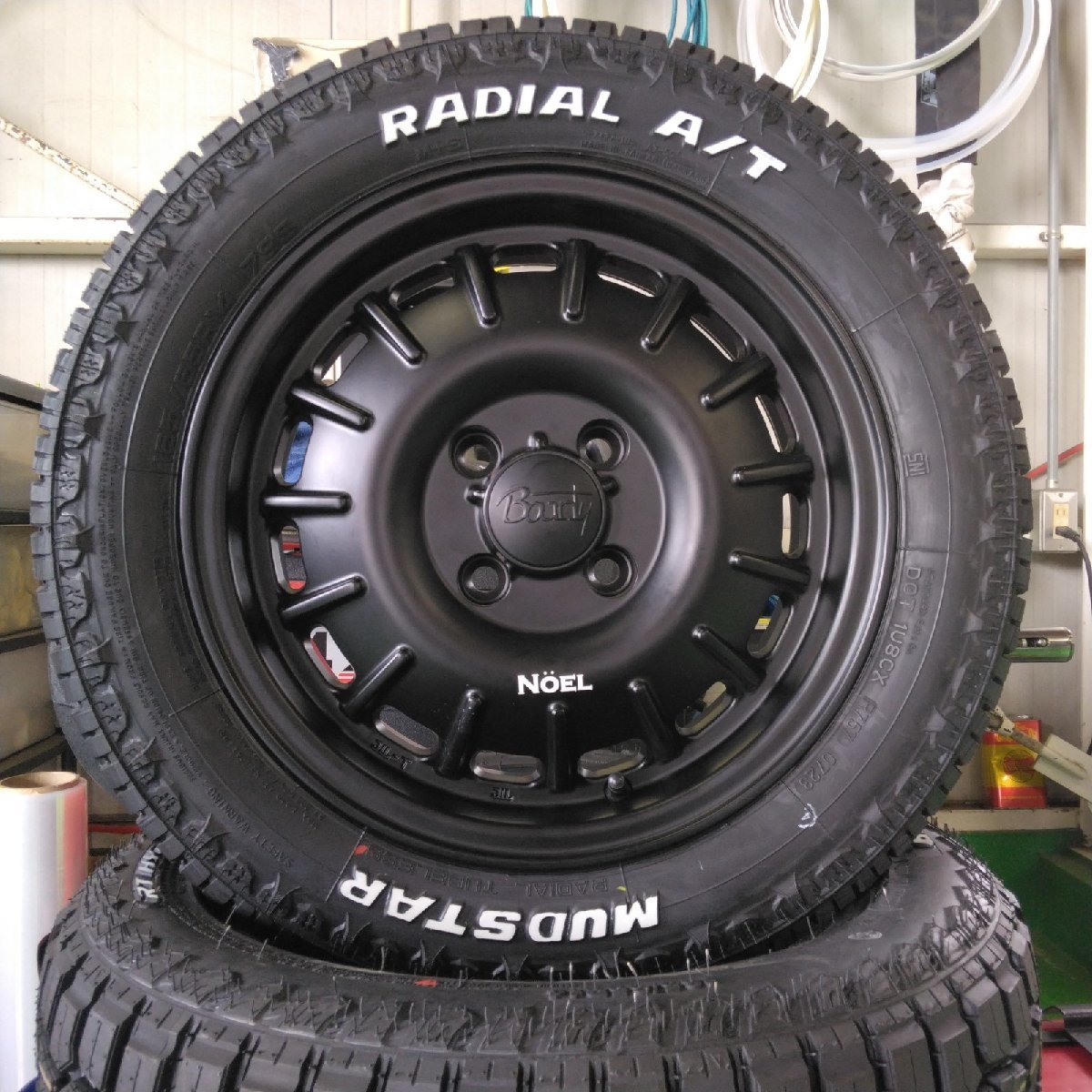 タウンエース 人気 タイヤホイールセット 新品4本セット マッドスター ラヂアル AT 175/65R14 ホワイトレター 14インチ NOEL_画像2