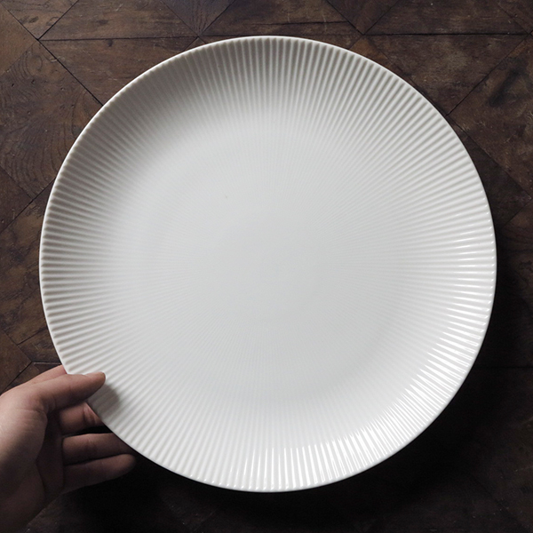 シンプルしのぎ 大きめプレート 2枚セット 白磁 デットストック 1970年代　検: パスタ メイン 大皿 盛り皿 陶器 アンティーク ビンテージ_画像1