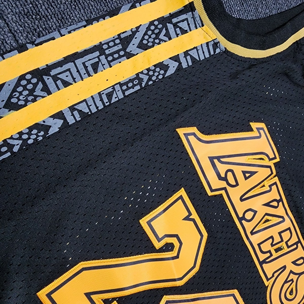 新品　ロサンゼルス・レイカーズ　Los Angeles Lakers Lakers　コービー選手　NBA　ゲームシャツ　Kobe　ユニフォーム　90s ブラック　L_画像3