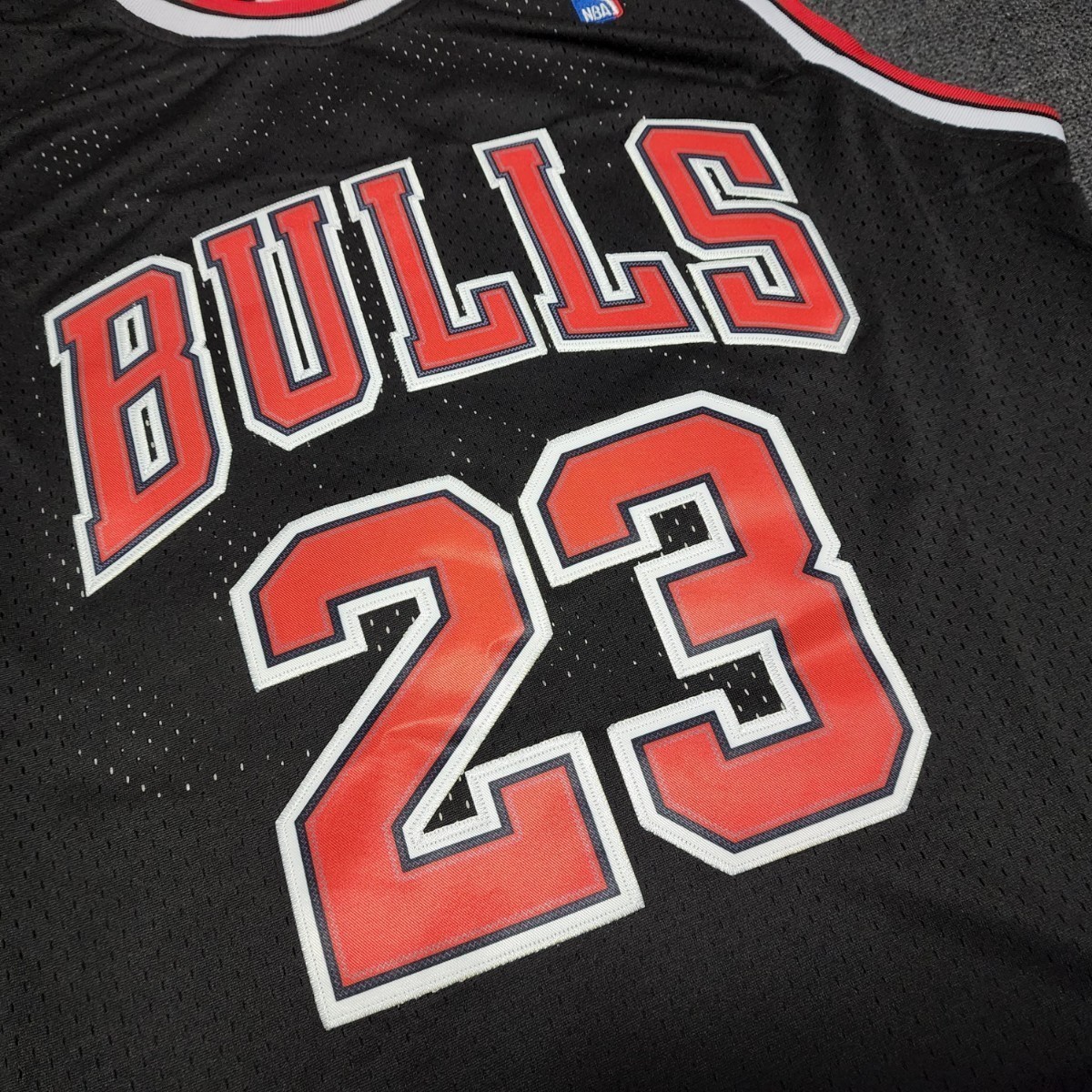 シカゴ・ブルズ　NBA　JORDAN選手　バスケットシャツ　ゲームシャツ　1997−98　バスケットユニフォーム　ブラック　ブラック　サイズM_画像3