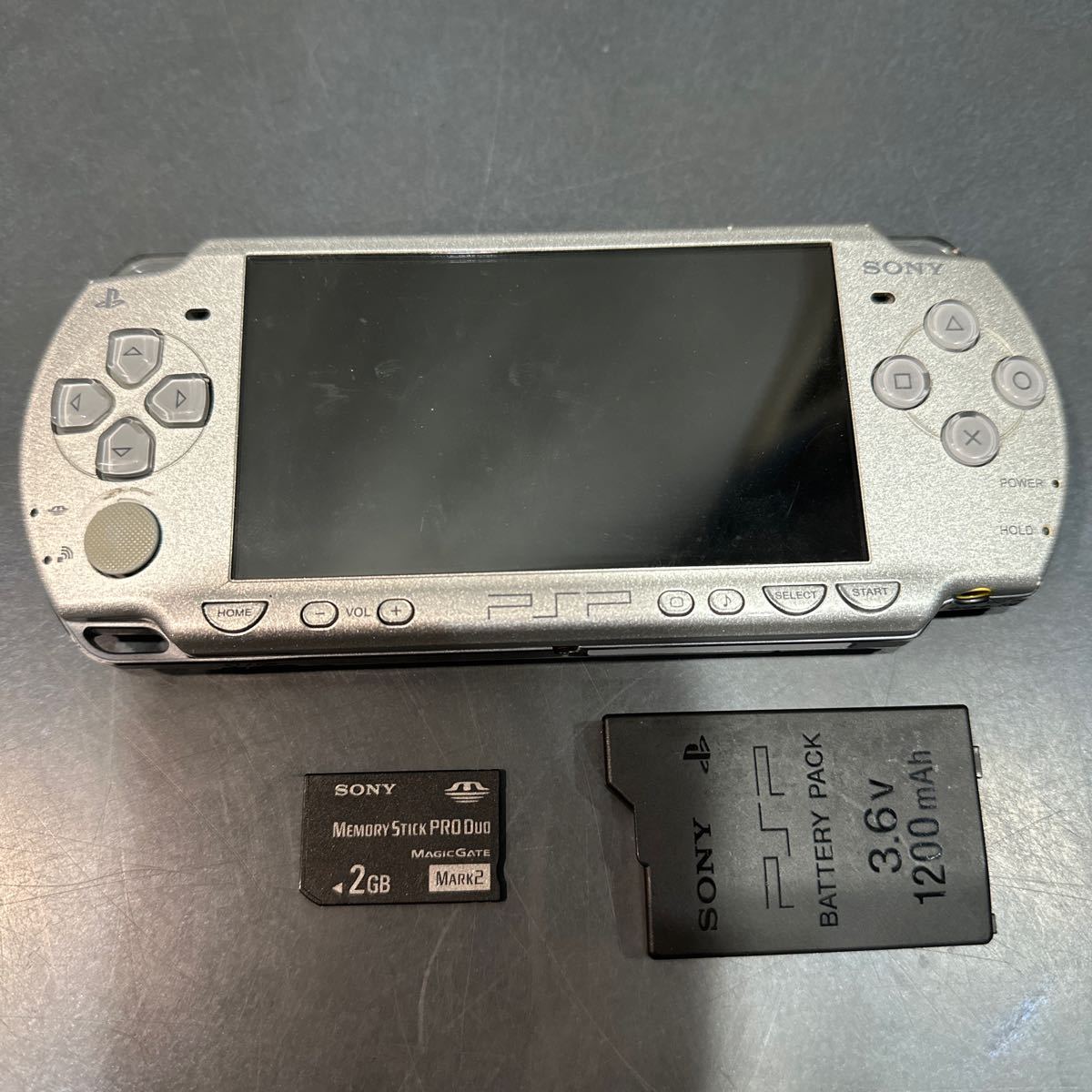 【PSP】SONY ソニー PSP 2000 プレイステーションポータブル 動作確認済み 初期化済み ゲーム機本体のみ バッテリーあり ケーブルなし_画像2