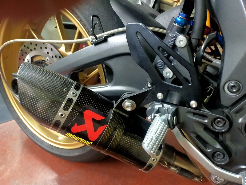 赤　YZF-R7 マフラーブラケット　アクラポビッチ　S-Y7R2-AFC 用_画像3