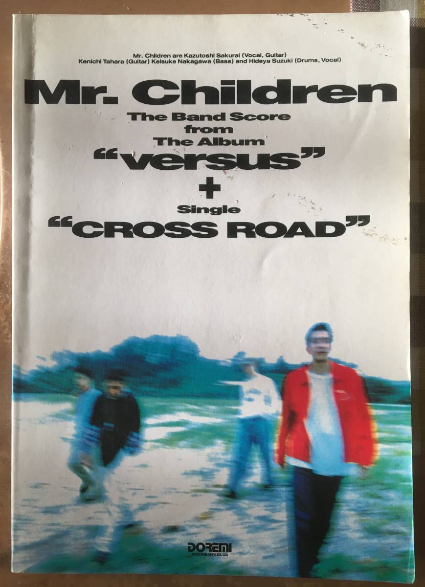 送料無料　バンドスコア　Mr.Children「versus」。１９９４年３月３０日発行。ドレミ楽譜出版社。全１１曲。_表紙にとれない汚れあります。