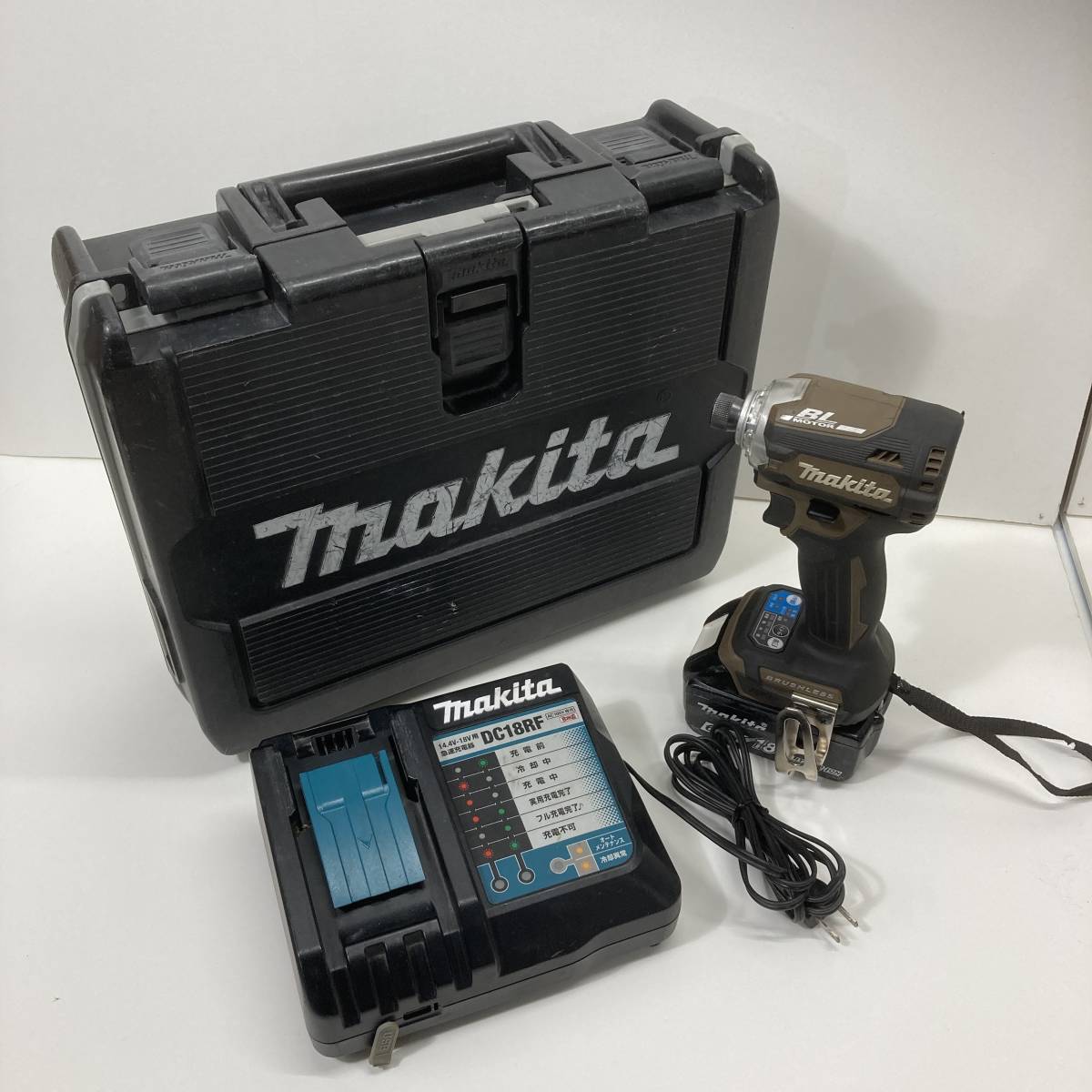 54M【中古品】マキタ makita 充電式インパクトドライバ「TD171D」付属品：純正バッテリーx1、純正充電器x1、専用ケーズx1_画像1