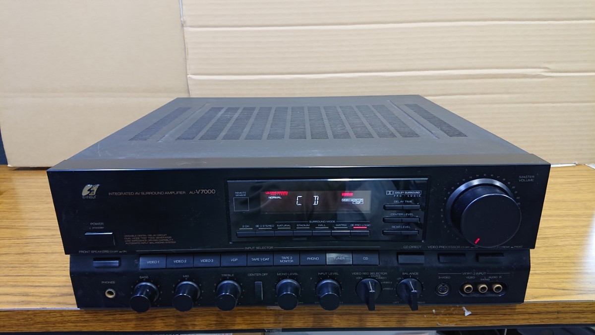 SANSUI サンスイ AVアンプ AU-V7000　音でますがジャンクで　_画像1