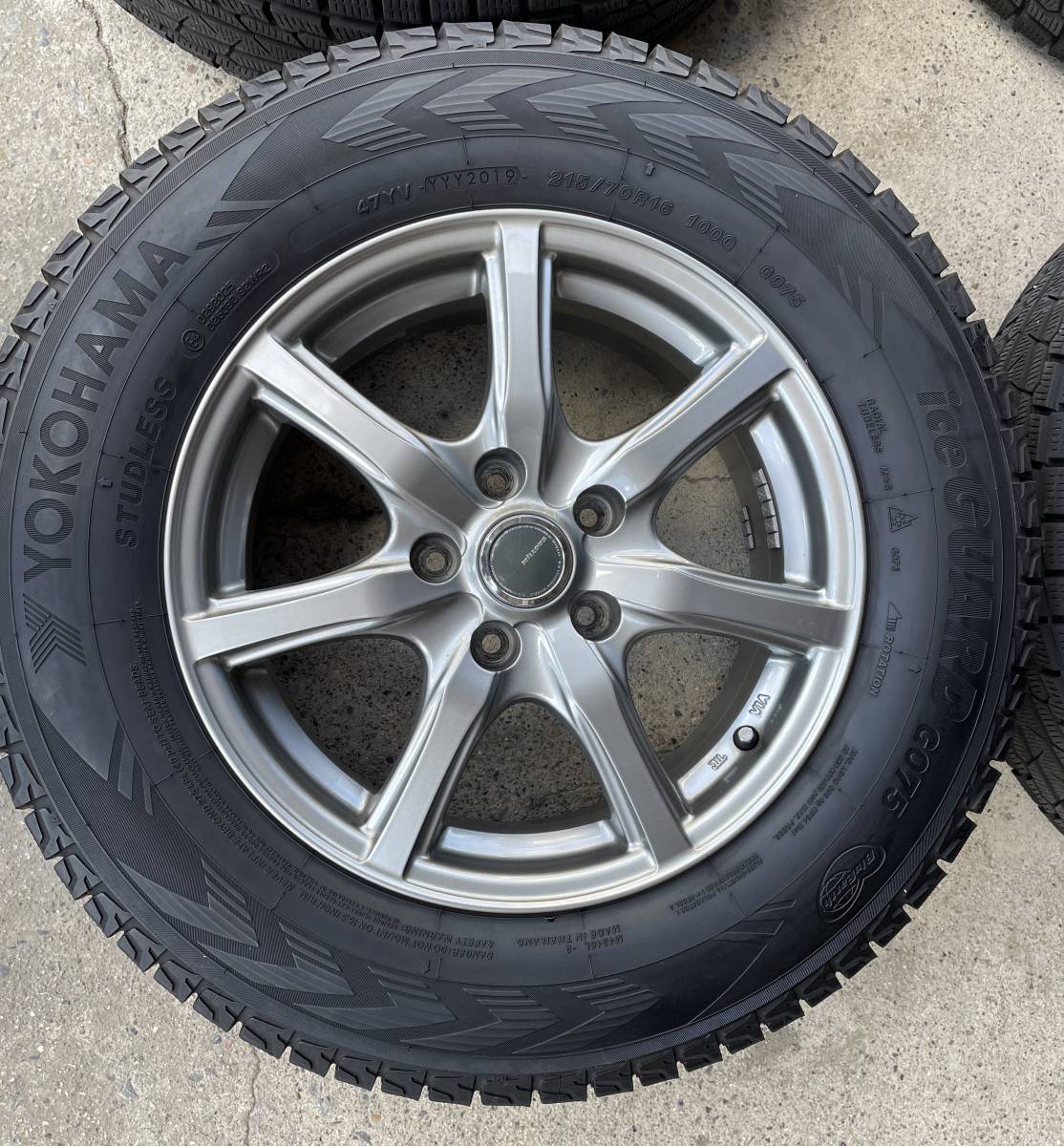 YOKOHAMA iceGUARD G075 215/70R16 スタッドレスタイヤ　中古品　4本_画像2