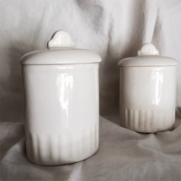 フランスアンティーク 重厚な白の集約と蓋付きポットa 18.5cm 陶器 キャニスター プレート ヴィンテージ オブジェ 器 保存瓶 皿 キッチン_右奥の商品です