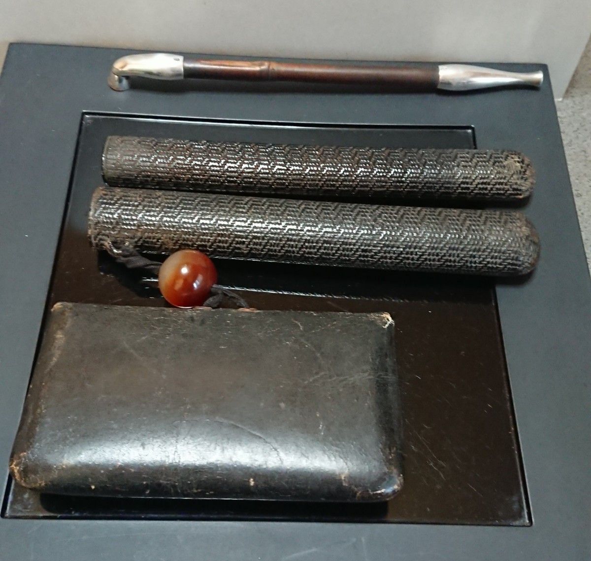 明治期 純銀製キセル 夫婦鶏図 煙草入れ セット 時代物煙管 叺 明治期 純銀製キセル 夫婦鶏図 煙草入れ セット 時代物煙管 叺