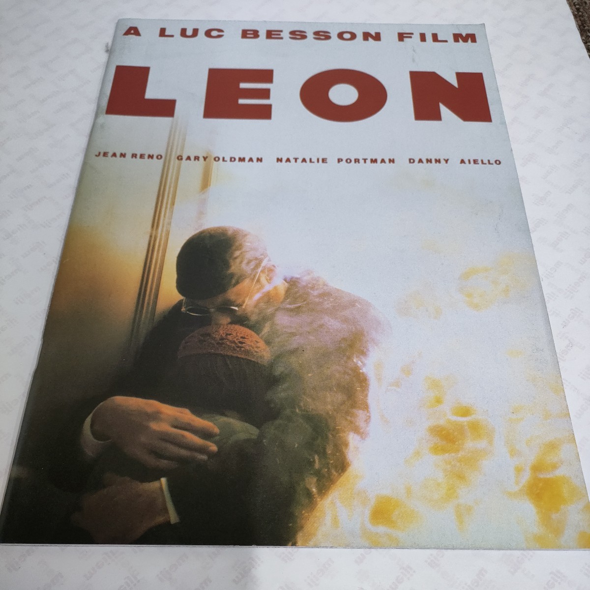 7111 発送ゆうパケ　映画パンフレット　レオン　LEON　　_画像1