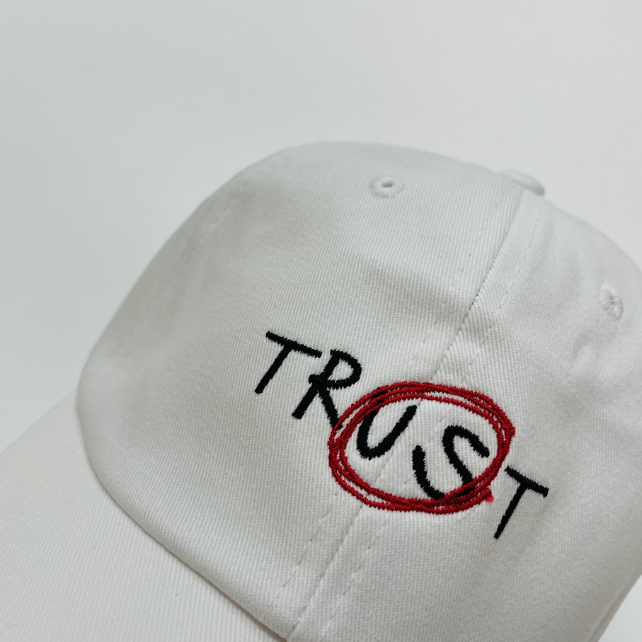 未使用品 TRUST ホワイト キャップ メンズ レディース アウトドア ゴルフ キャンプ カジュアル ダンス スポーツ ストリート 韓国 ロゴ 刺繍