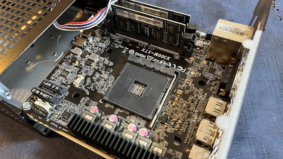 ASRock DeskMini X300 + Ryzen5 5600G + メモリ32GB(ベアボーン