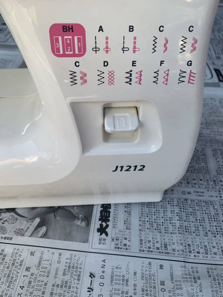 【1円から】JANOME ジャノメ コンピューターミシン J1212 通電確認済み現状品　刺繍糸付き_画像2