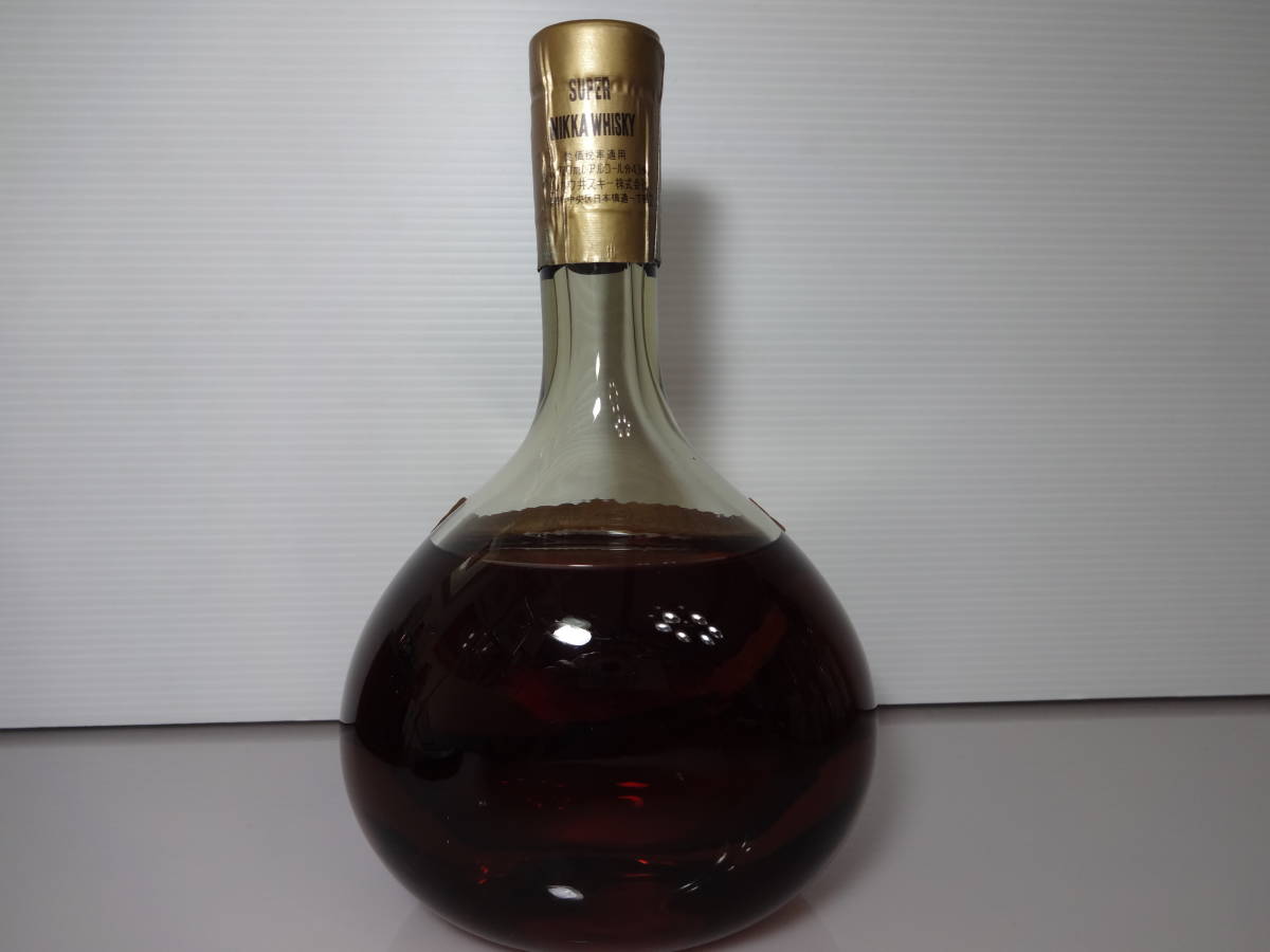 超美品　１９６２年（昭和３７年）限定　『初号　スーパーニッカ』　各務クリスタル　手吹きボトル　７２０ｍｌ　４３％_ボトルの裏面