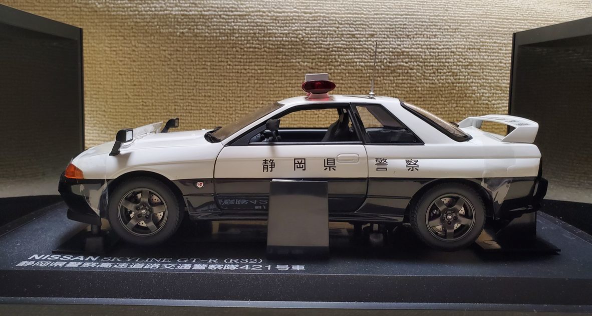 1/18 京商 日産 スカイライン GT-R (R32) 静岡県警察高速道路交通警察隊421号車_画像1