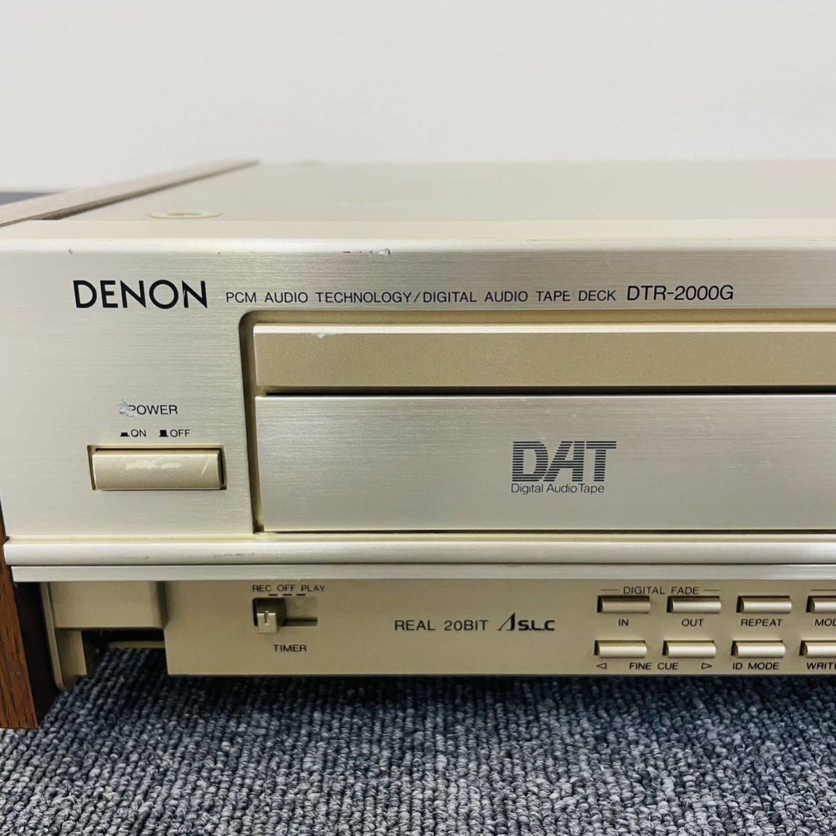 　現状品　DENON　デノン　DTR-2000G　DATデッキ　テープレコーダー　通電確認済み　　i15432　120サイズ発送　_画像3