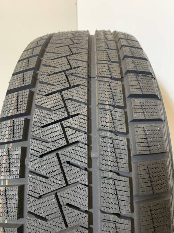 １台分のみ【送料無料】新品スタッドレス4本セット 215/50R17 95Q XL(WPI014)2021年 PIRELLI　ICE ASIMMETRICO 　215/50/17 ラベルなし_画像3