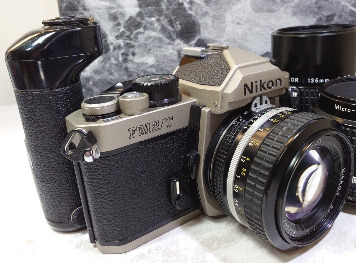 【終活】 Nikon NEW FM2/T チタン外装モデル＋Ai NIKKOR 50mm f1.4＋135mm f2.8＋55mm f3.5 Micro-NIKKOR＋モータードライブMD-12 動作良好_画像2