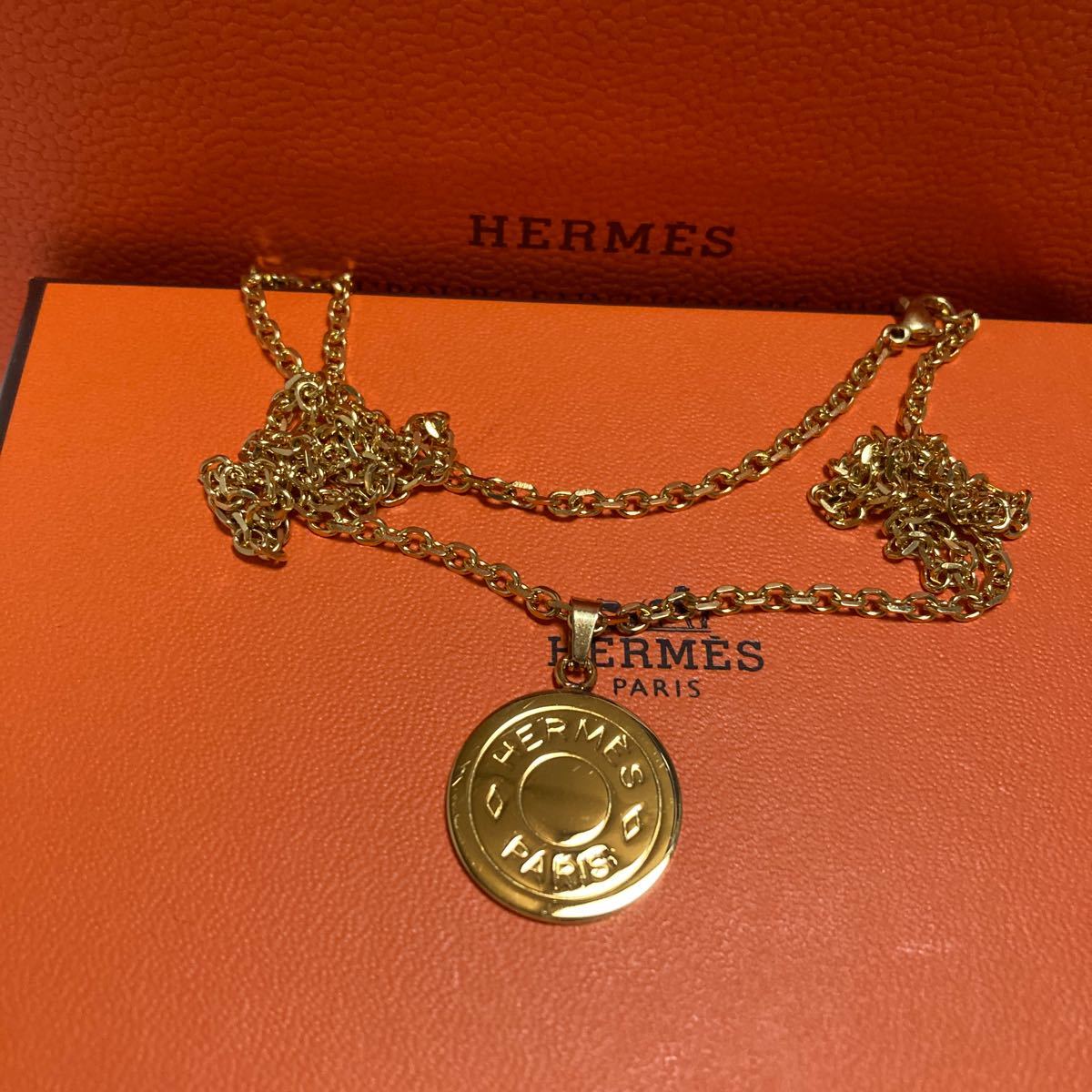 エルメス正規品　ロゴ刻印入りチャームネックレス極美品　付属品付きプレゼント用　大人気商品