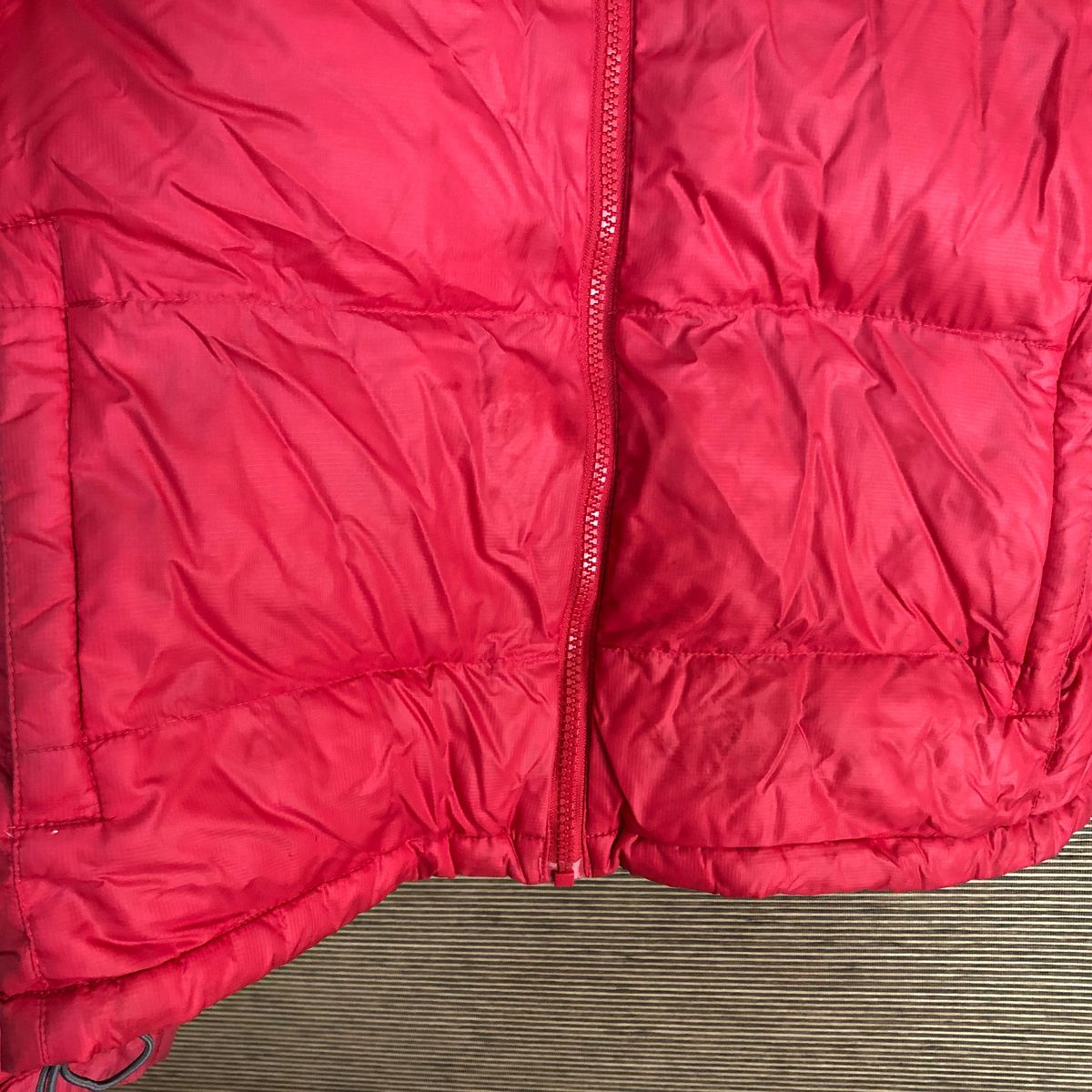 ノースフェイス　ダウンジャケット　ヌプシ　赤レッド　刺繍ワンポイントロゴ 袖ロゴ　700 古着　スリーブロゴ アウトドア　k3