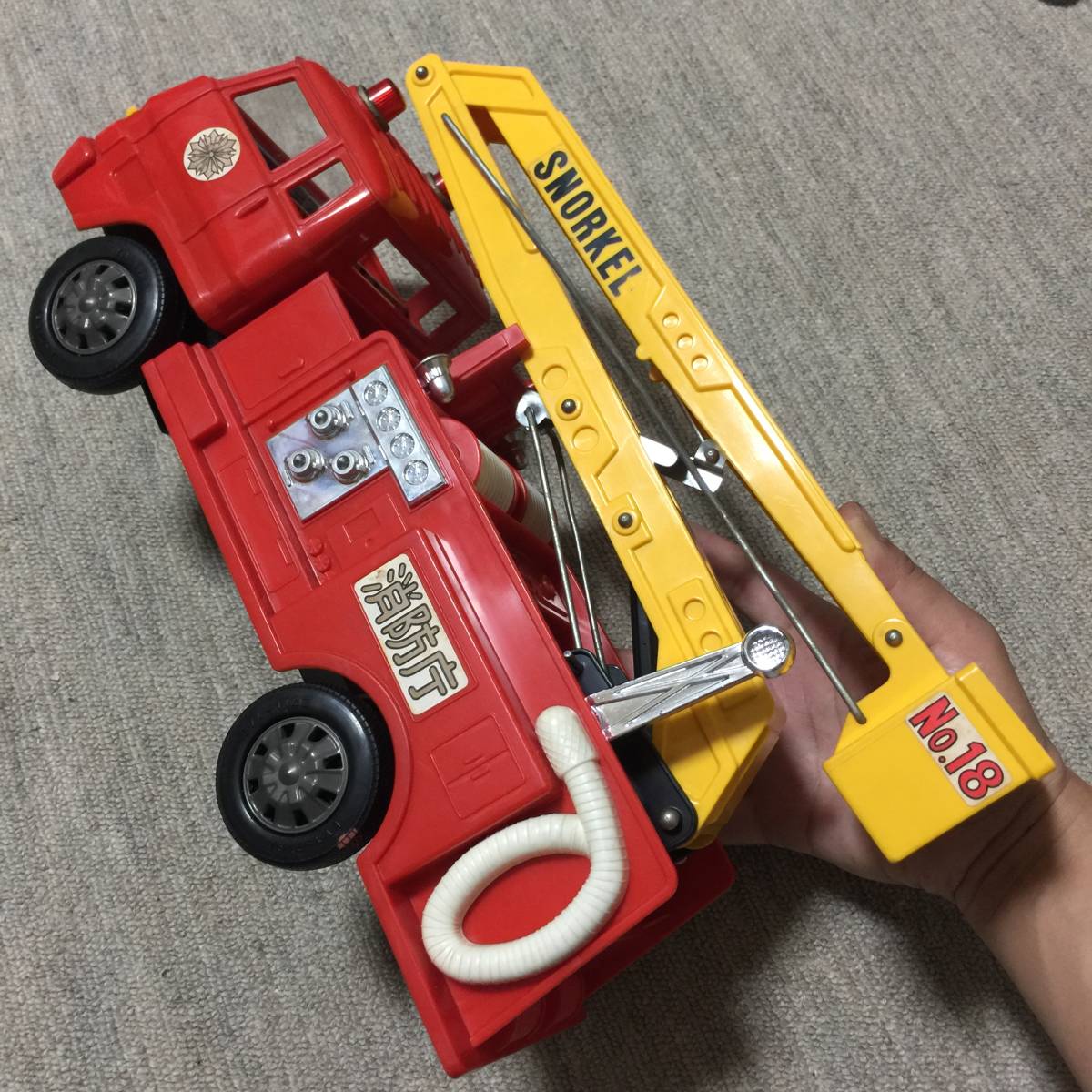 .. игрушка ISUZU пожарная машина 
