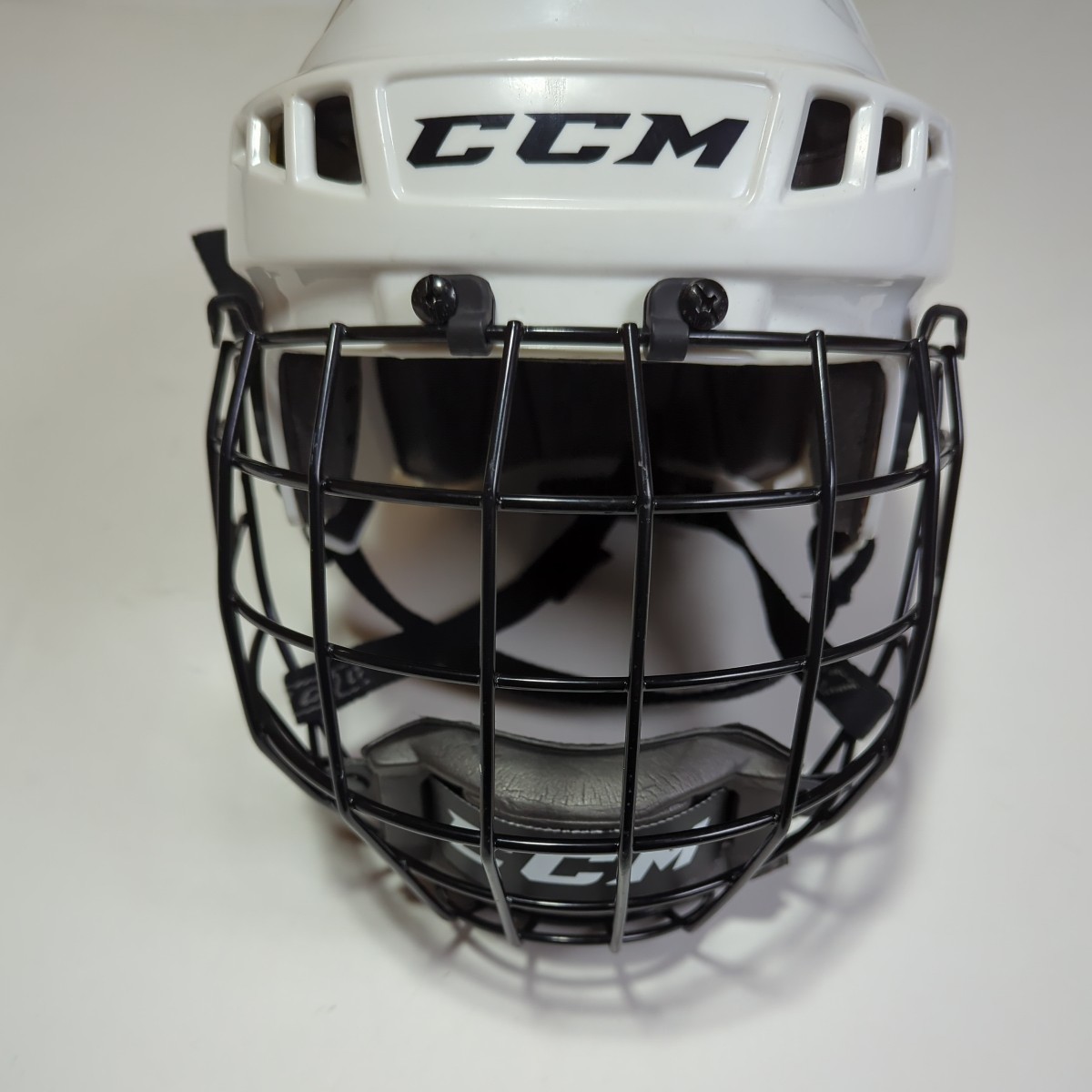 ☆アイスホッケー　ICEHockey　ヘルメット　防具　フェイスガード　白　ホワイト　CCM 　フェイスマスク　黒　ブラック　_画像2