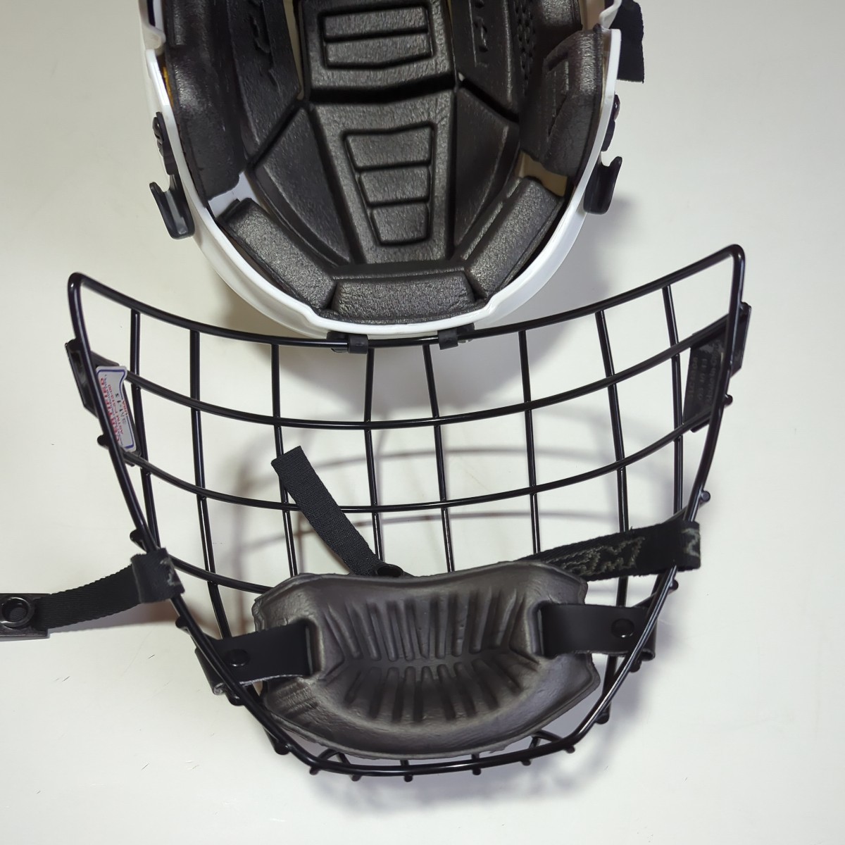 ☆アイスホッケー　ICEHockey　ヘルメット　防具　フェイスガード　白　ホワイト　CCM 　フェイスマスク　黒　ブラック　_画像8