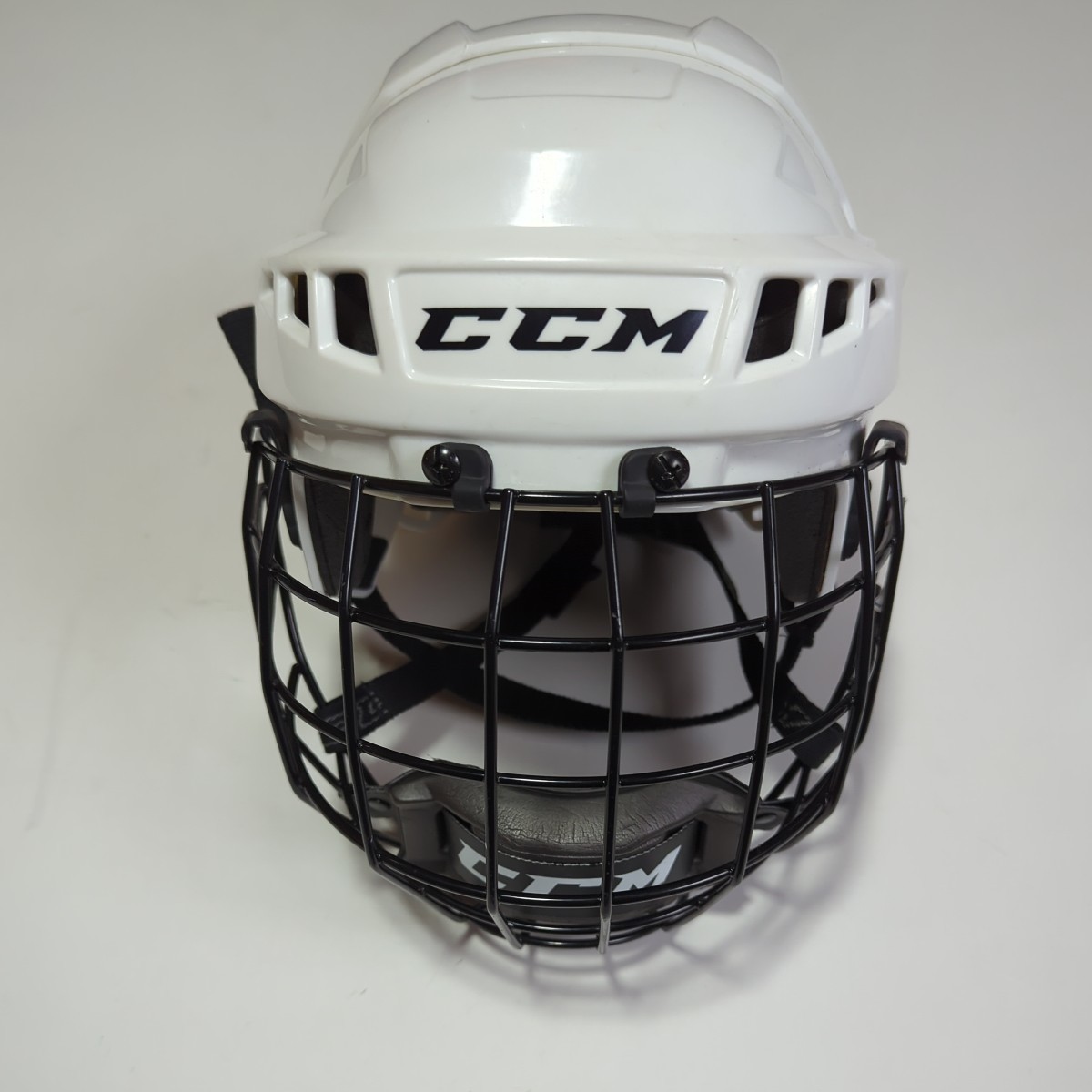 ☆アイスホッケー　ICEHockey　ヘルメット　防具　フェイスガード　白　ホワイト　CCM 　フェイスマスク　黒　ブラック　_画像1